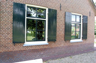 <p>De twee westelijke vensters op de begane grond in de voorgevel. In 1992 zijn alle schuifvensters gemoderniseerd met nieuwe ramen en vaste kalven.  </p>
